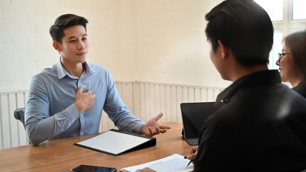 Tuyển nhân viên môi giới nhà đất có yêu cầu bằng cấp không?