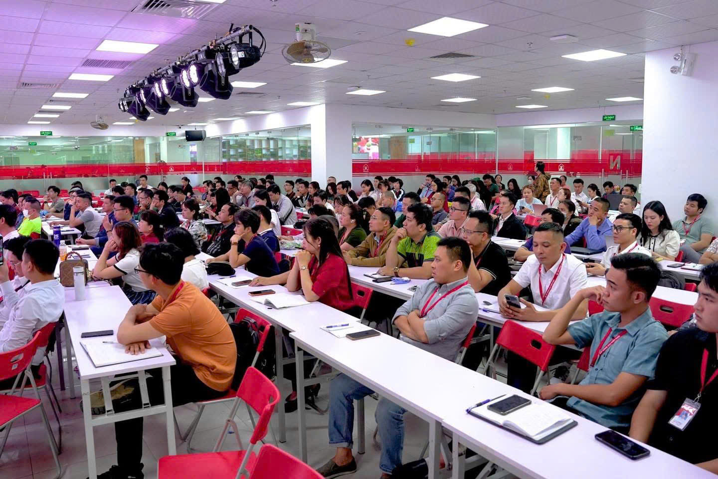 Đào tạo môi giới nhà đất có hỗ trợ đi thi chứng chỉ không?