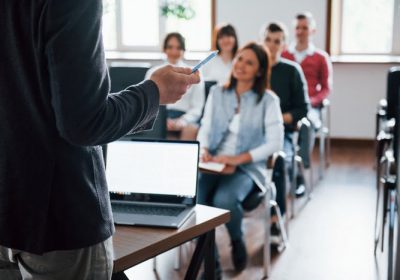 Khóa đào tạo chứng chỉ môi giới BĐS có cần thi đầu vào không?
